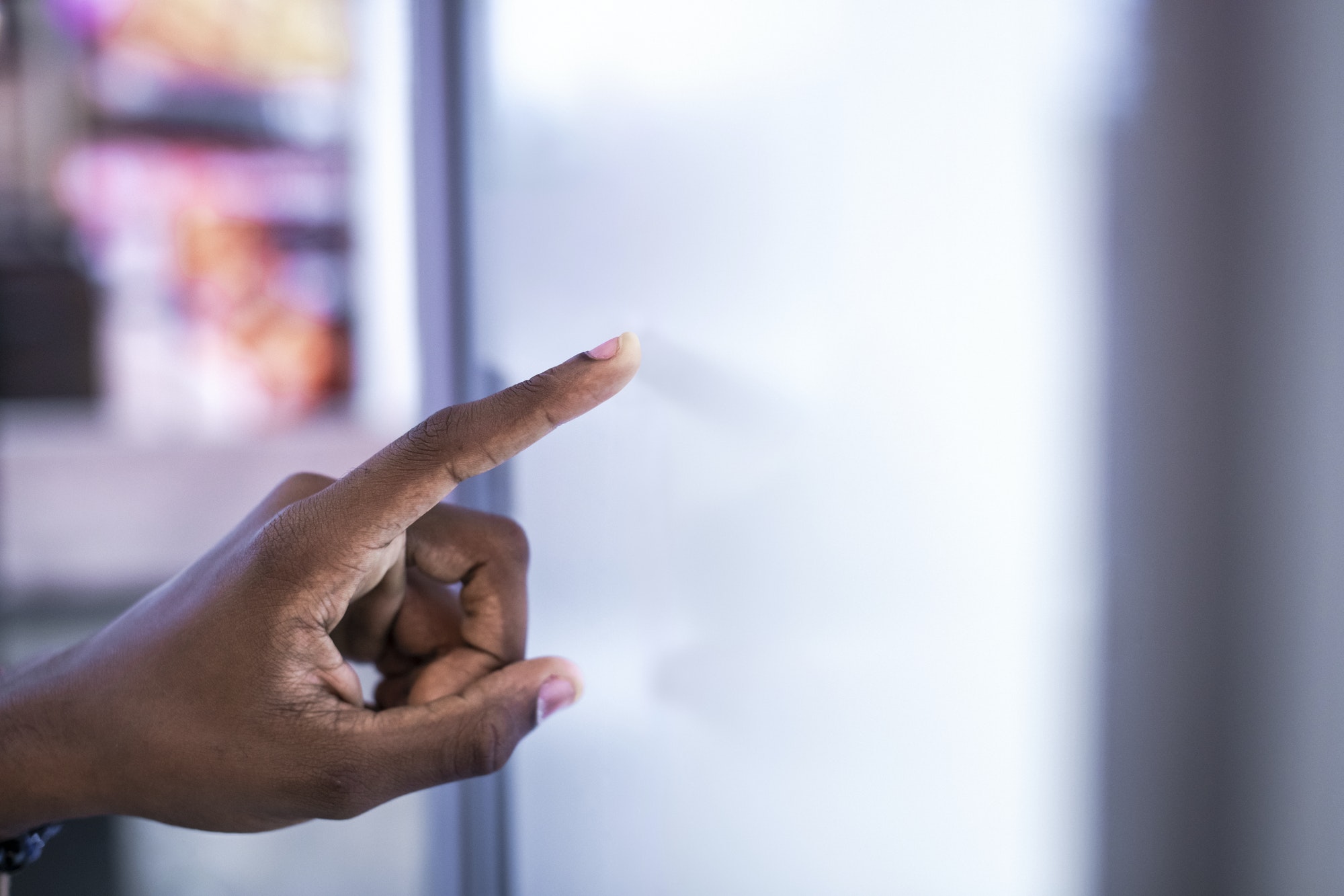 Virtual shopping on a screen at a shopping mall